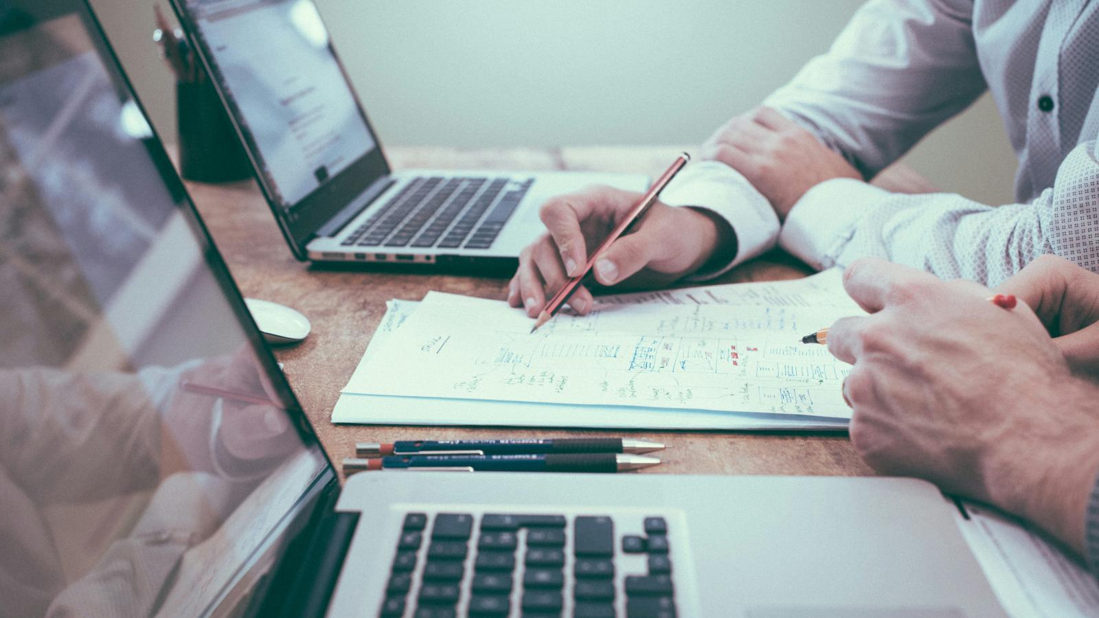 Planificación de necesidades de material (MRP) y planificación de recursos empresariales (ERP): principales diferencias y aplicaciones modernas
